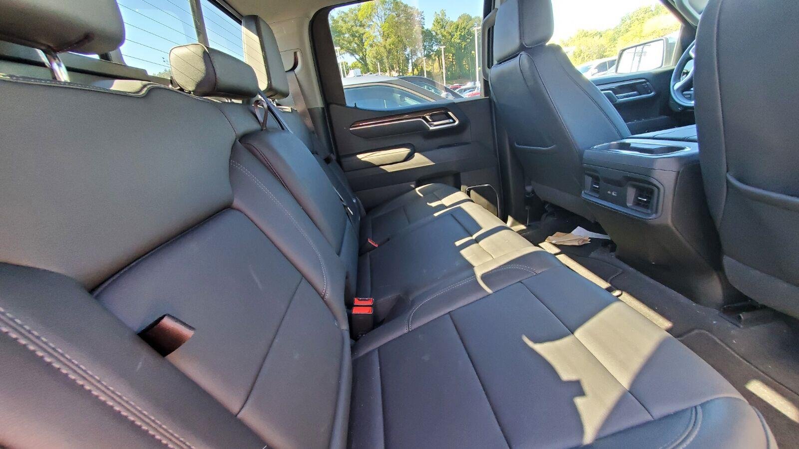 Used 2025 Summit White Chevrolet LT image 6