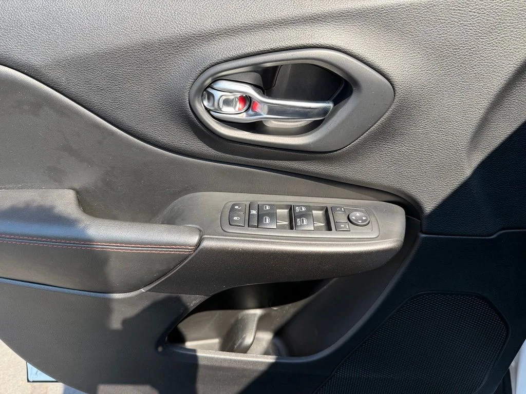 Used 2019 Bright White Clearcoat Jeep Trailhawk image 15