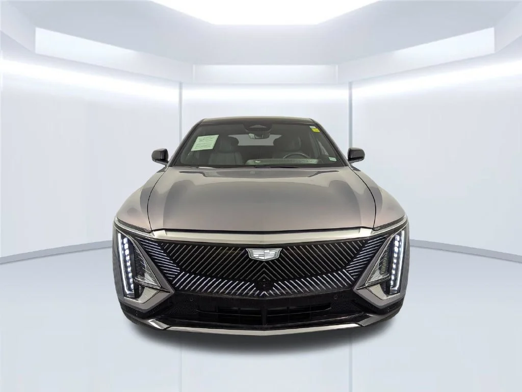 Used 2025 Silver Cadillac Luxury image 23