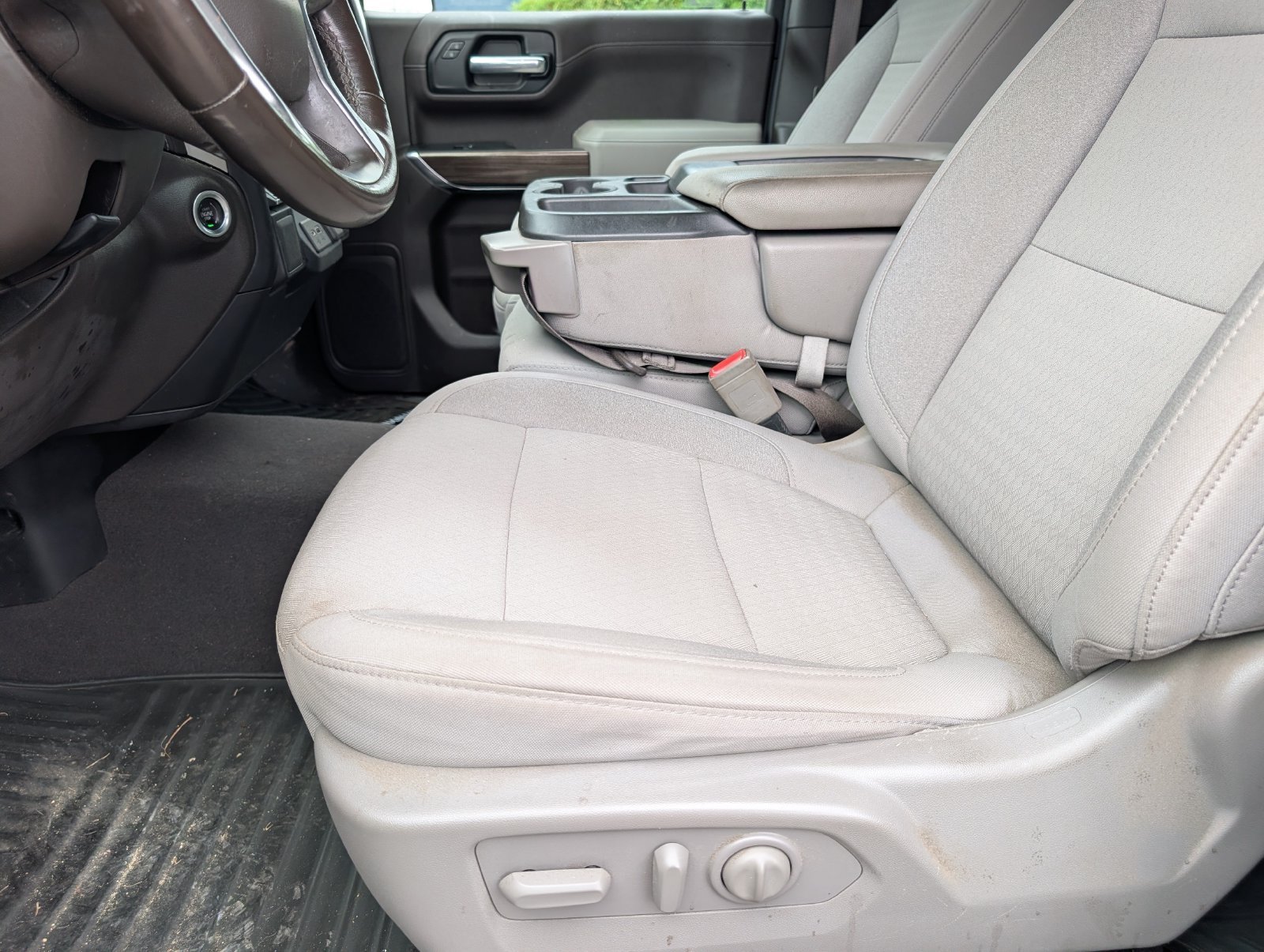 Used 2021 SILVER ICE METALLIC Chevrolet LT image 6