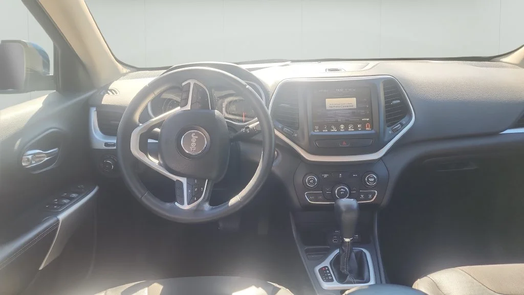Used 2018 Blue Jeep Latitude Plus image 14