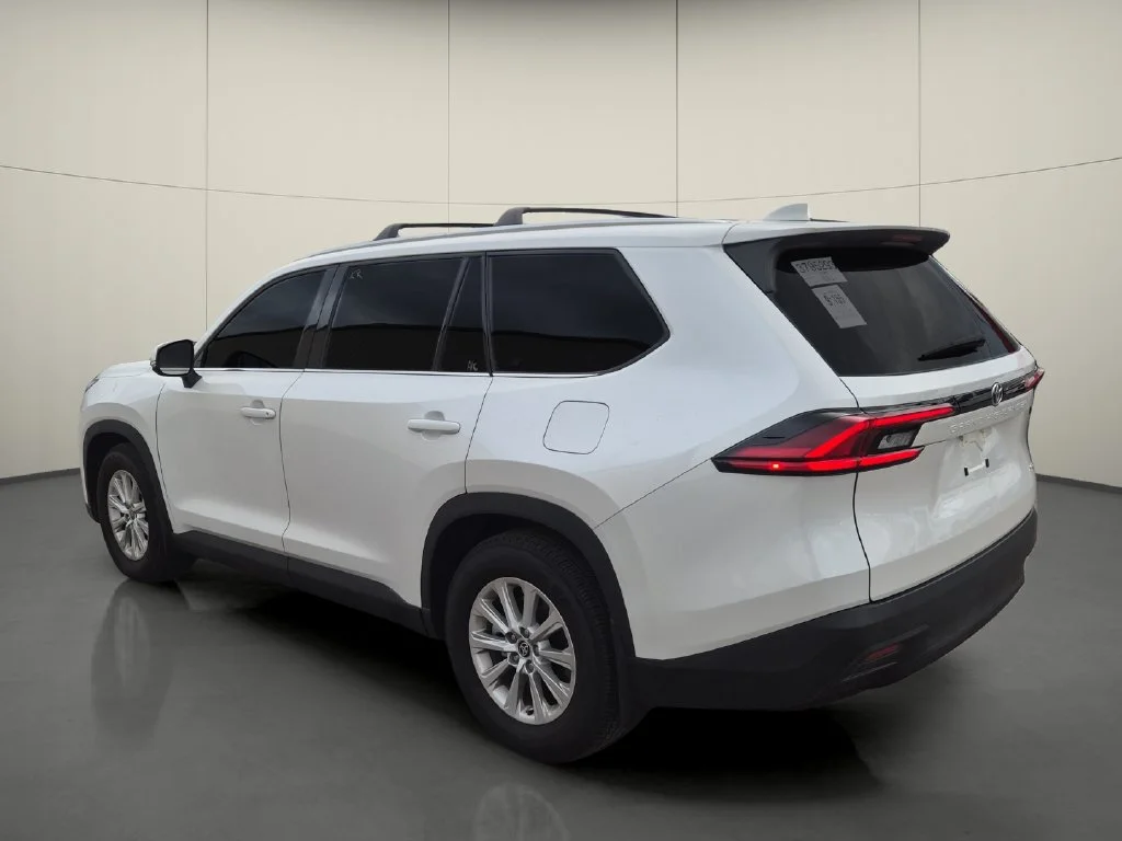 Used 2025 Beige Toyota XLE image 5