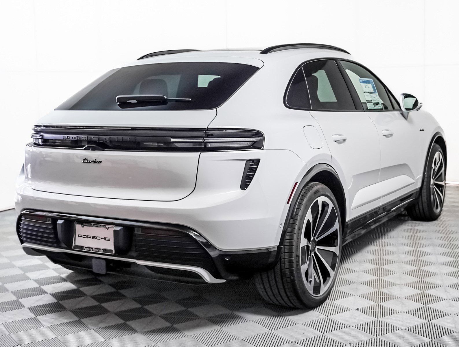 2025 Porsche Macan Turbo Electric - Photo 10
