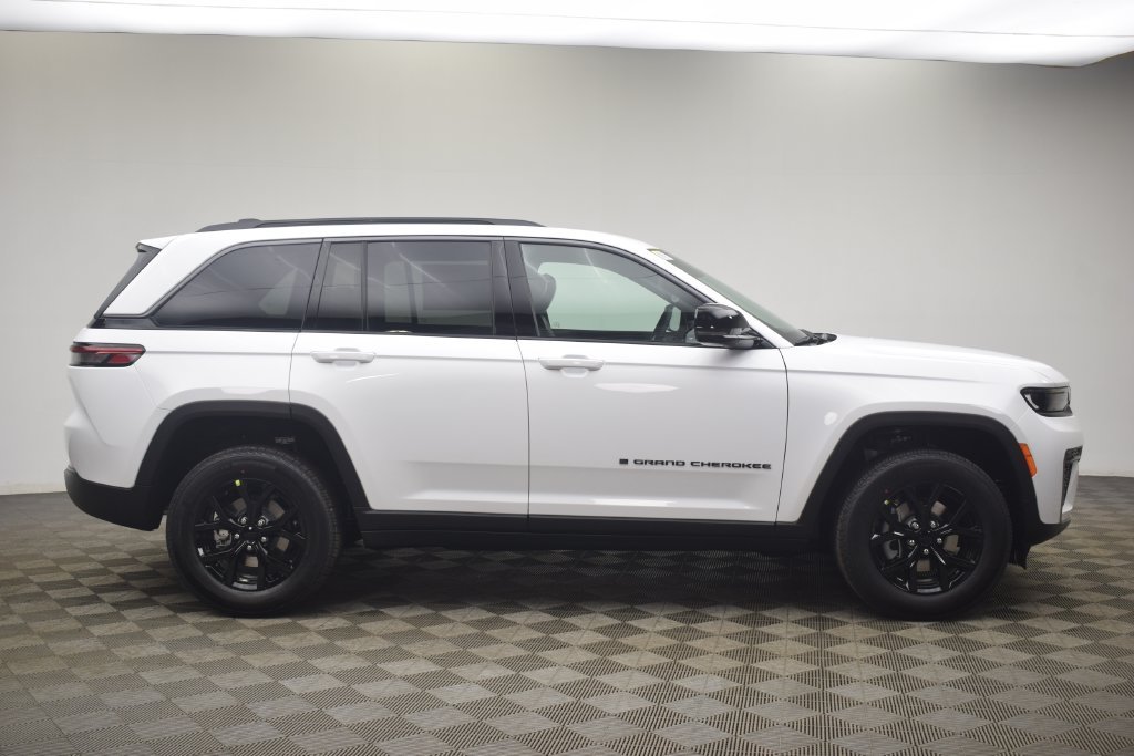 New 2026 Bright White Clear-Coat Exterior Paint Jeep Altitude image 4