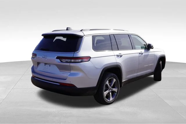 New 2026 Silver Zynith Exterior Paint Jeep Limited image 3