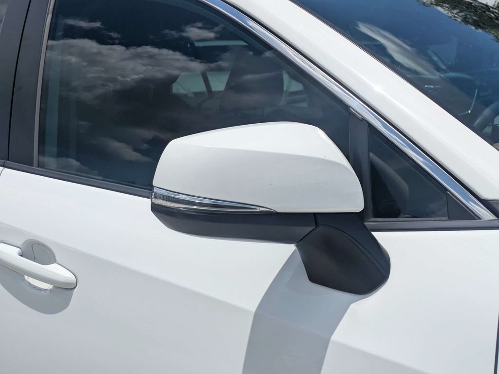 Used 2020 White Toyota XLE image 10