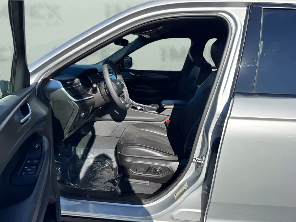 Used 2025 Silver Jeep Altitude image 9
