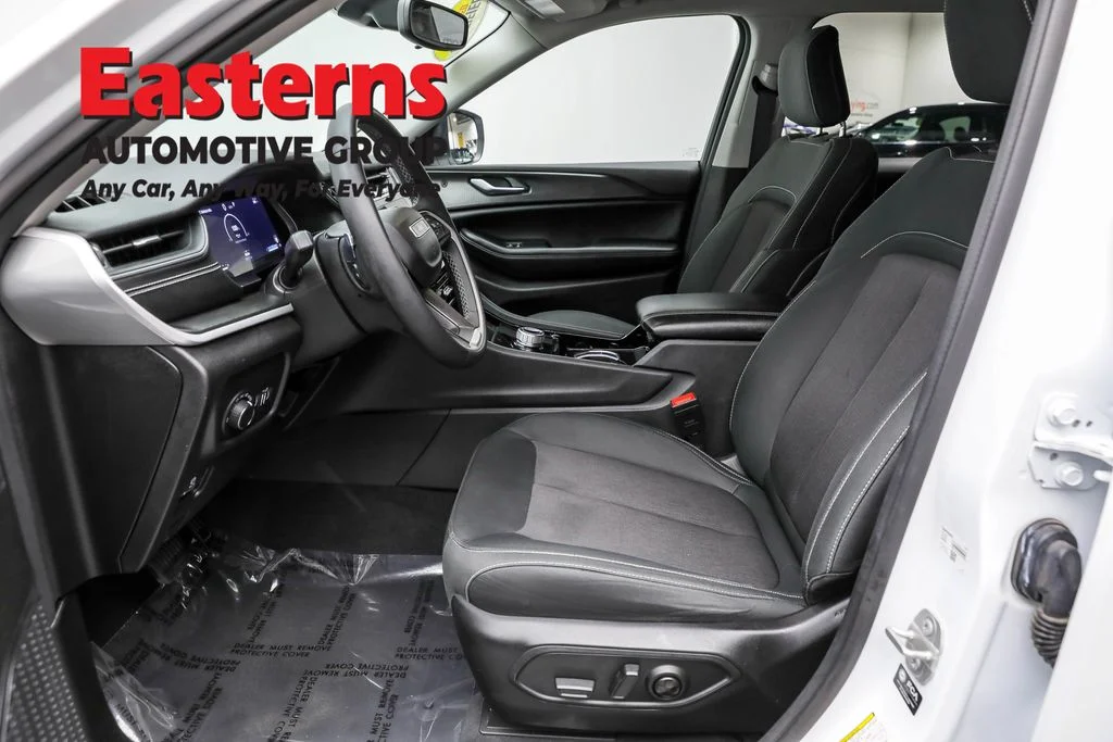 Used 2023 White Jeep Laredo image 14