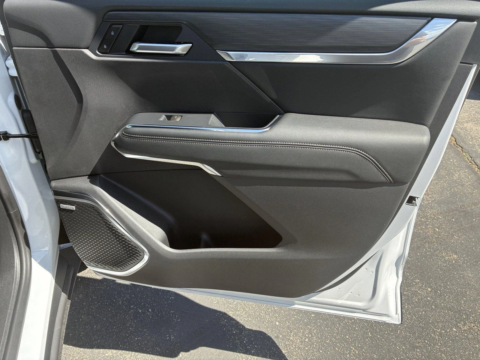 New 2027 Summit White GMC Elevation image 9