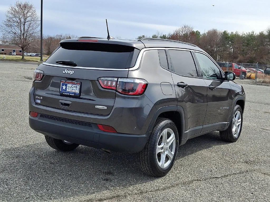 Used 2023 Granite Crystal Metallic Clearcoat Jeep Latitude image 11