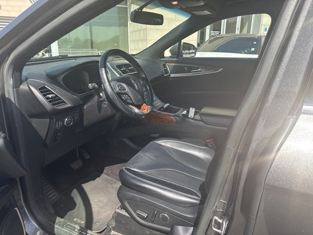 Used 2018 Gray Lincoln Select image 8