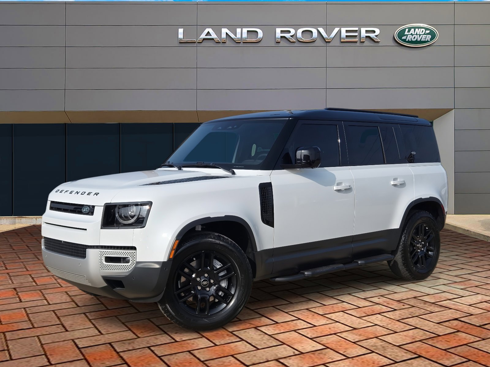 Used 2023 Fuji White Land Rover SE image 1