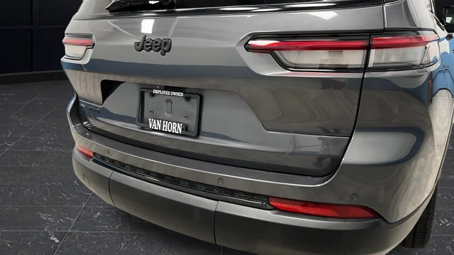 Used 2022 Gray Metallic Jeep Altitude image 32
