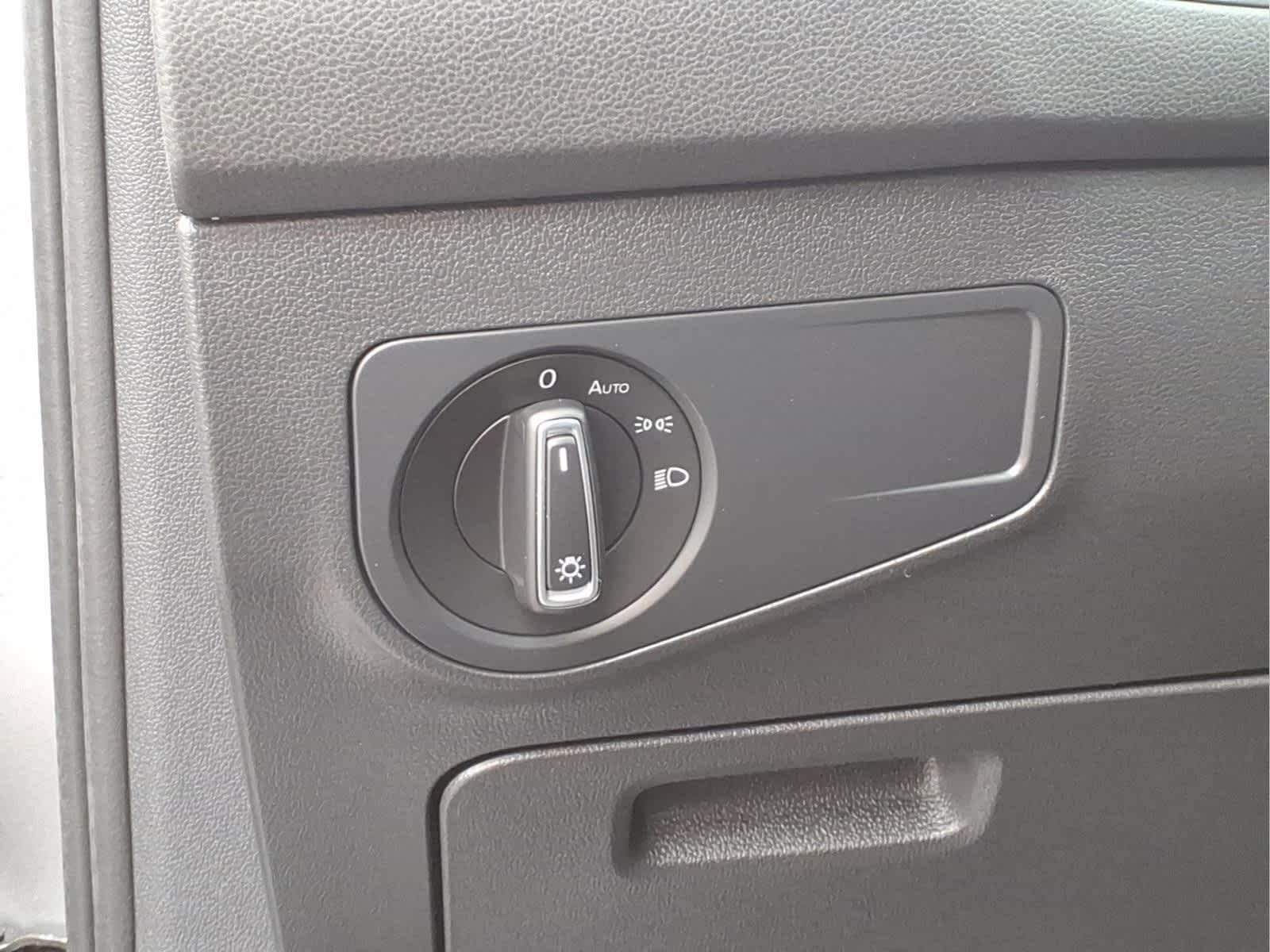 Used 2019 Pyrite Silver Metallic Volkswagen SE image 13