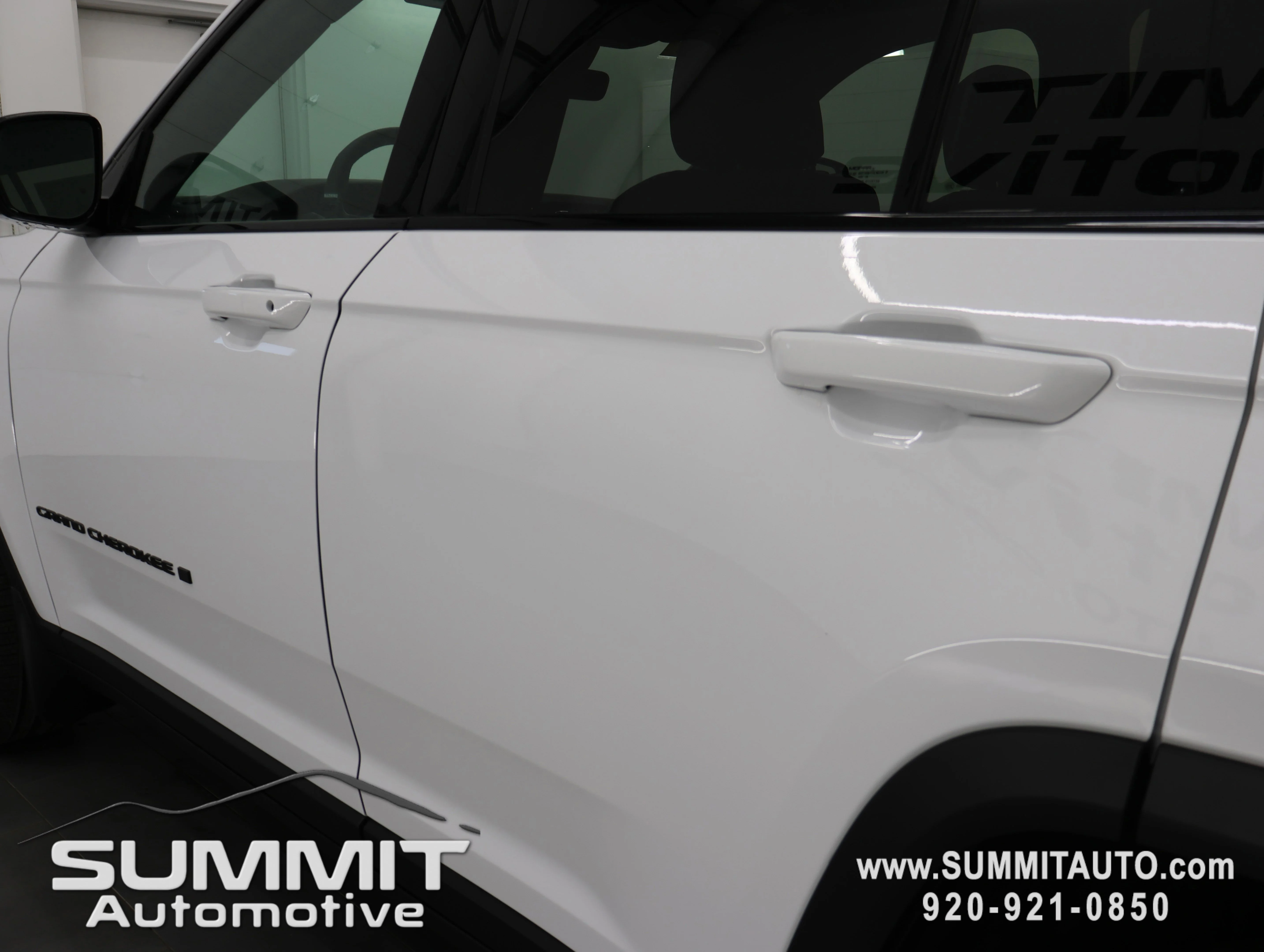 New 2026 Bright White Clear-Coat Exterior Paint Jeep Limited image 34