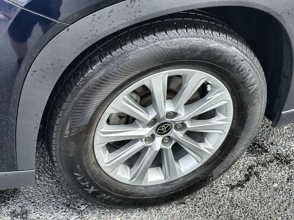 Used 2024  Toyota XLE image 7