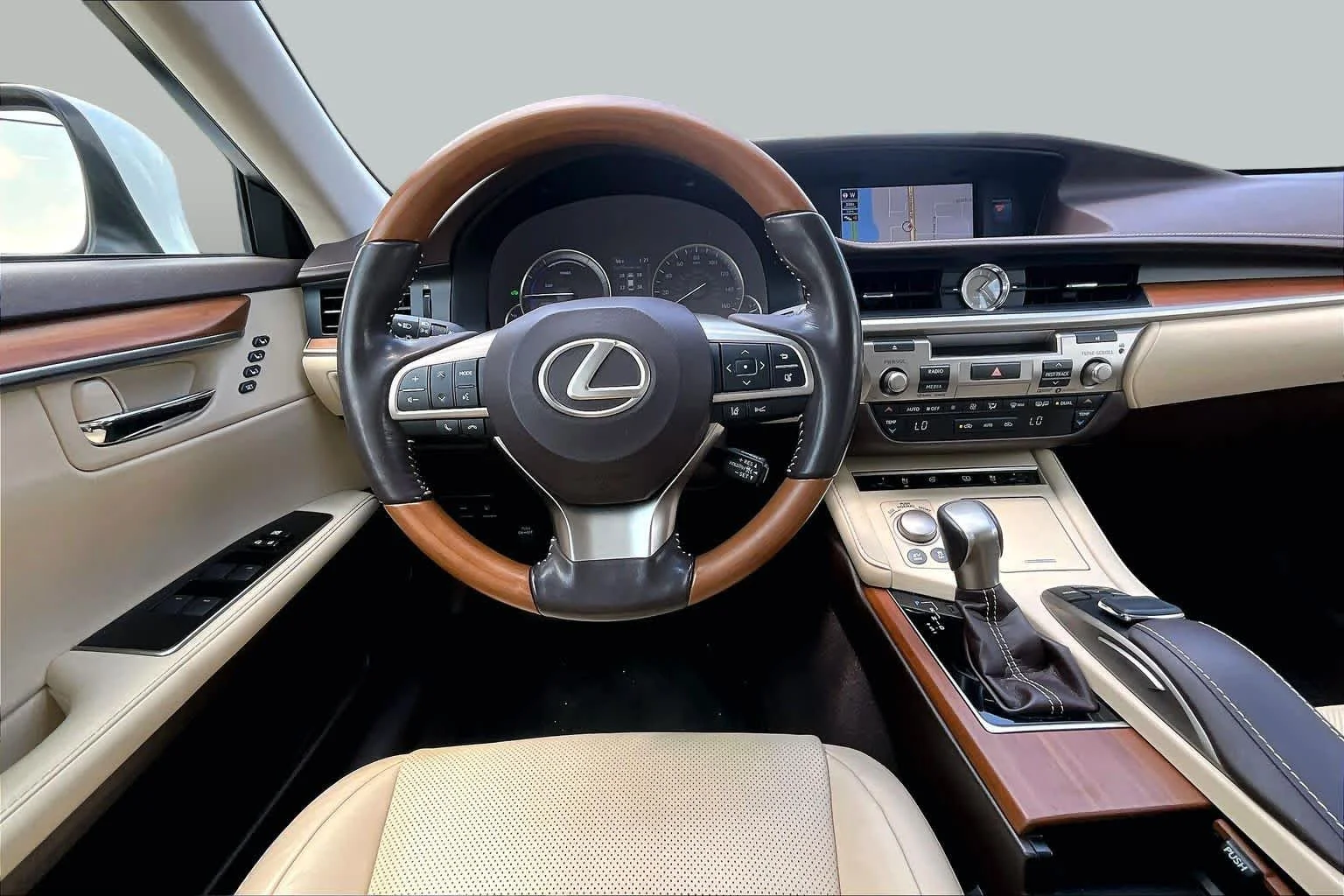 Used 2018 Eminent White Pearl Lexus  image 6