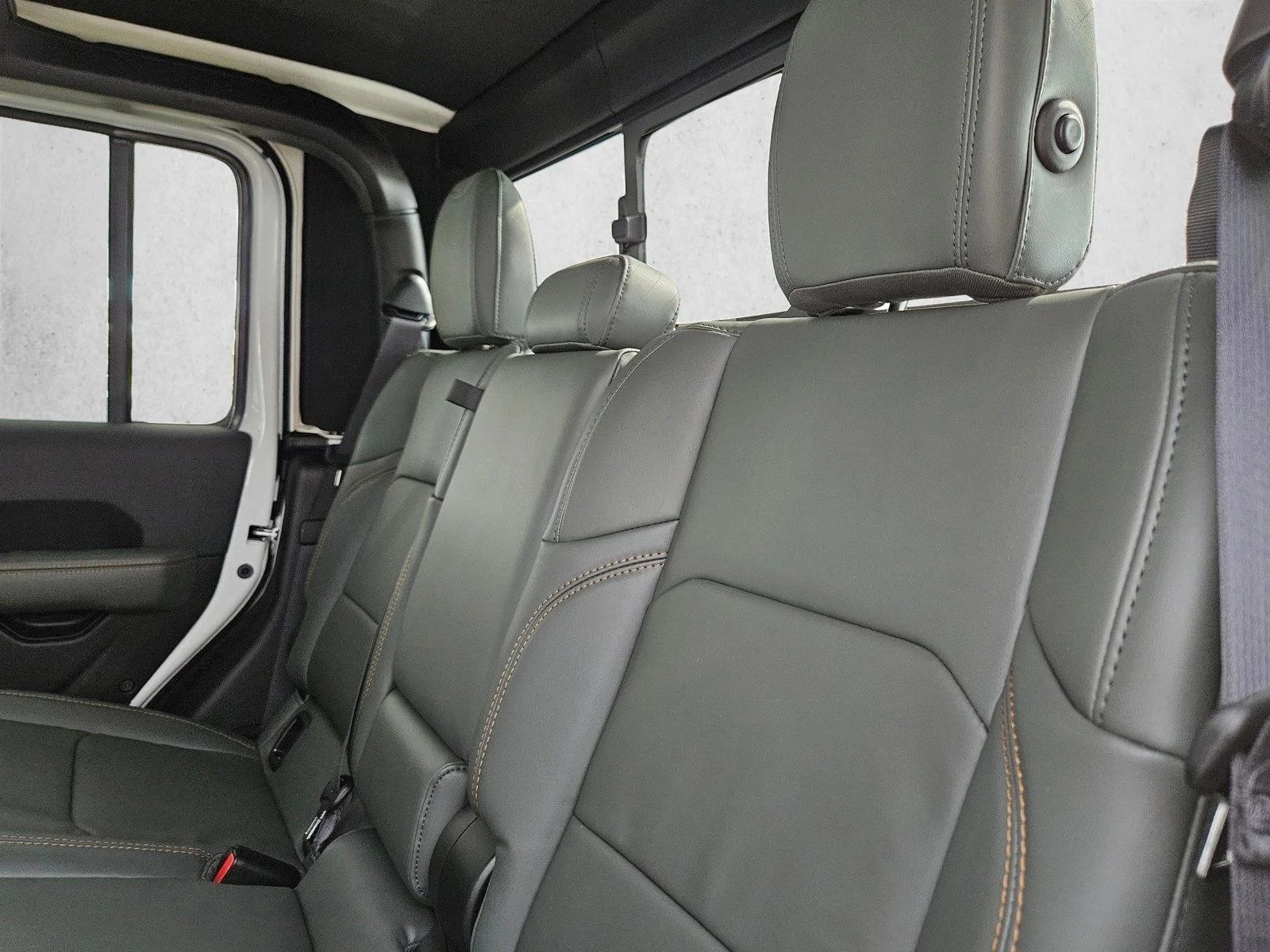 New 2026 Bright White Clear-Coat Exterior Paint Jeep Mojave X image 16