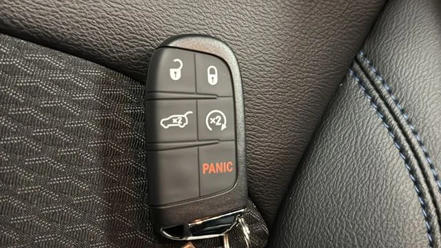 New 2026 Diamond Black Crystal Pearlcoat Jeep Latitude image 20