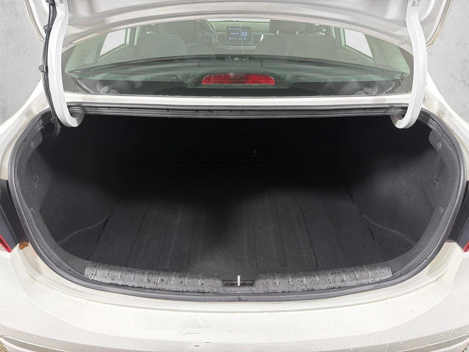 Used 2022 Clear White Kia S image 18