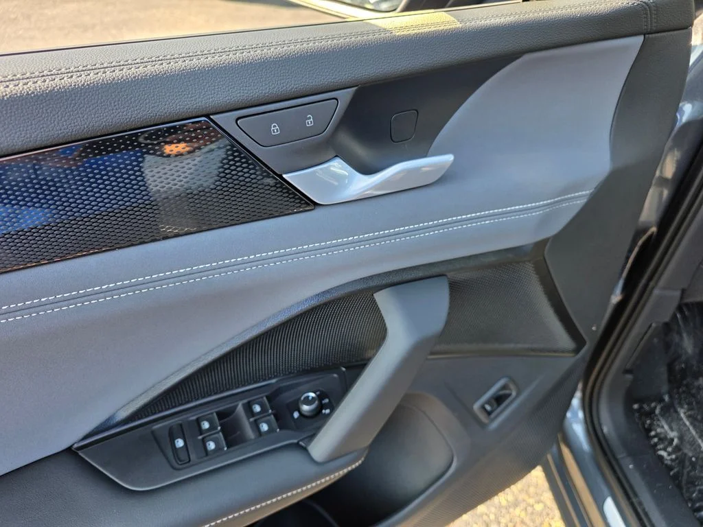 2026 Volkswagen Tiguan SE - Photo 8