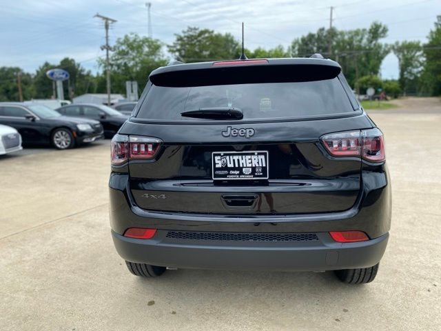 New 2026 Diamond Black Crystal Pearl-Coat Exterior Paint Jeep Latitude image 7