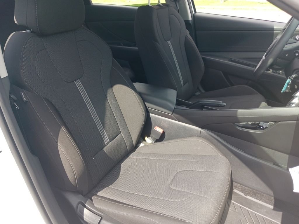 Used 2025 White Hyundai SE image 16