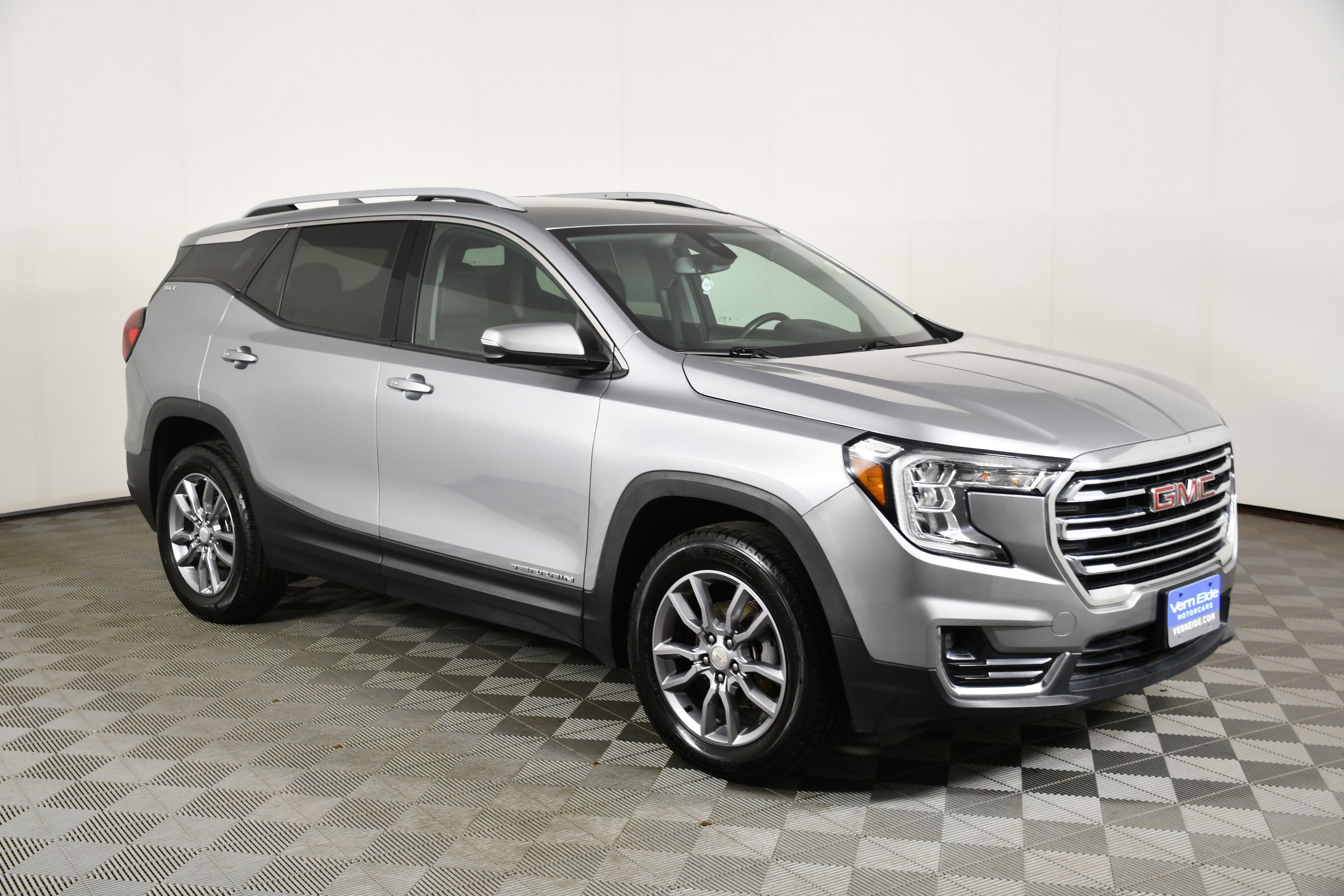 Used 2024 Sterling Metallic GMC SLT image 4
