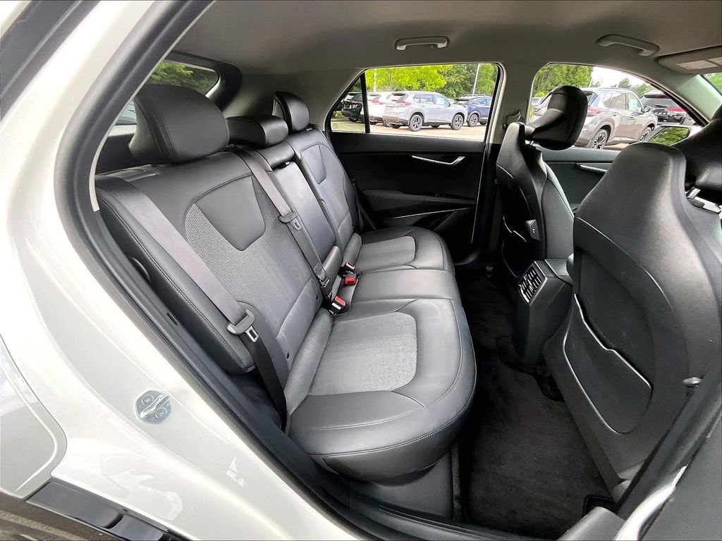 Used 2024 White Kia Wind image 16