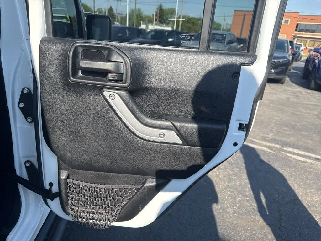 Used 2016 White Jeep Unlimited Rubicon image 33