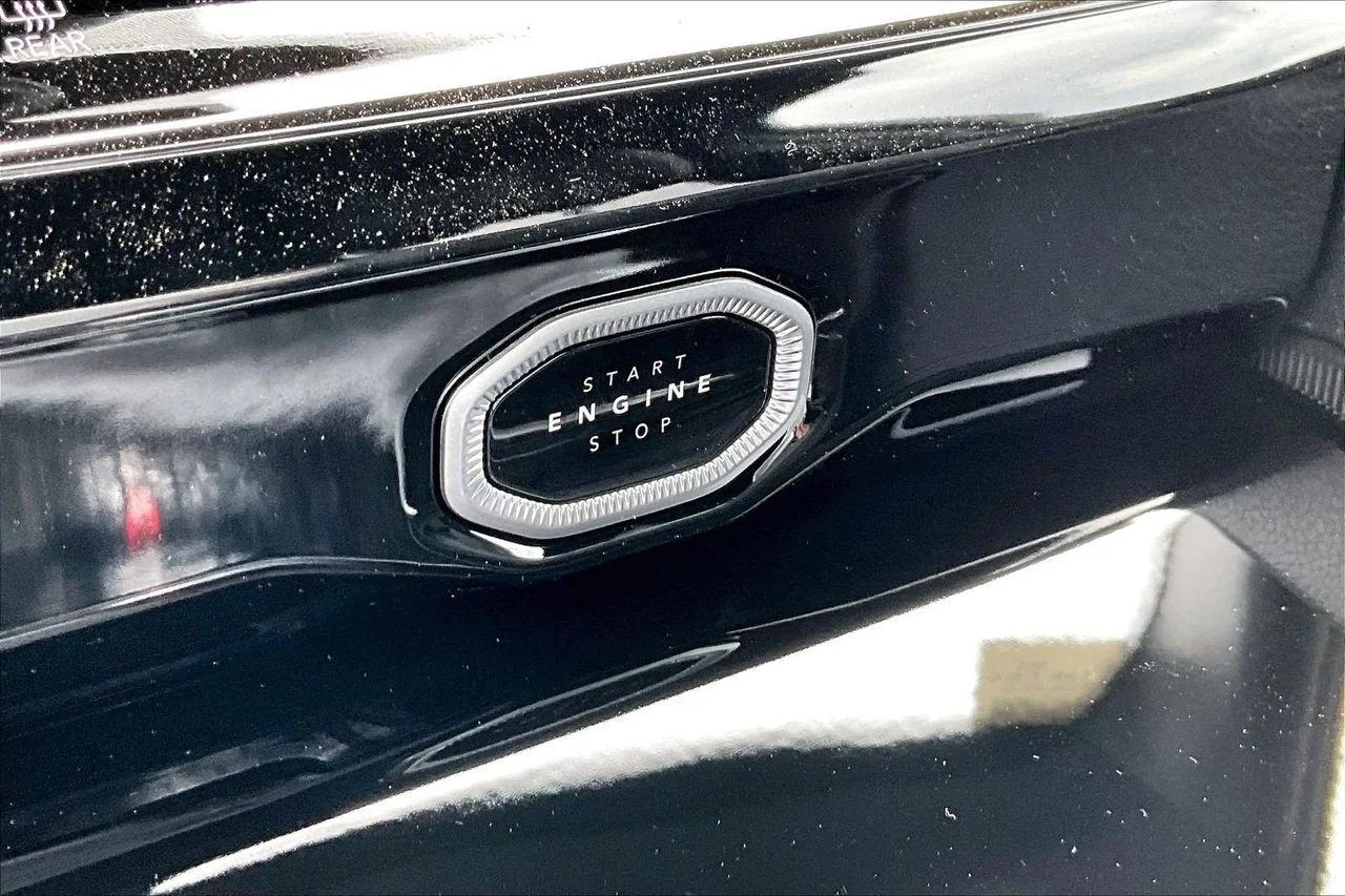 New 2026 Silver Zynith Exterior Paint Jeep Altitude image 24