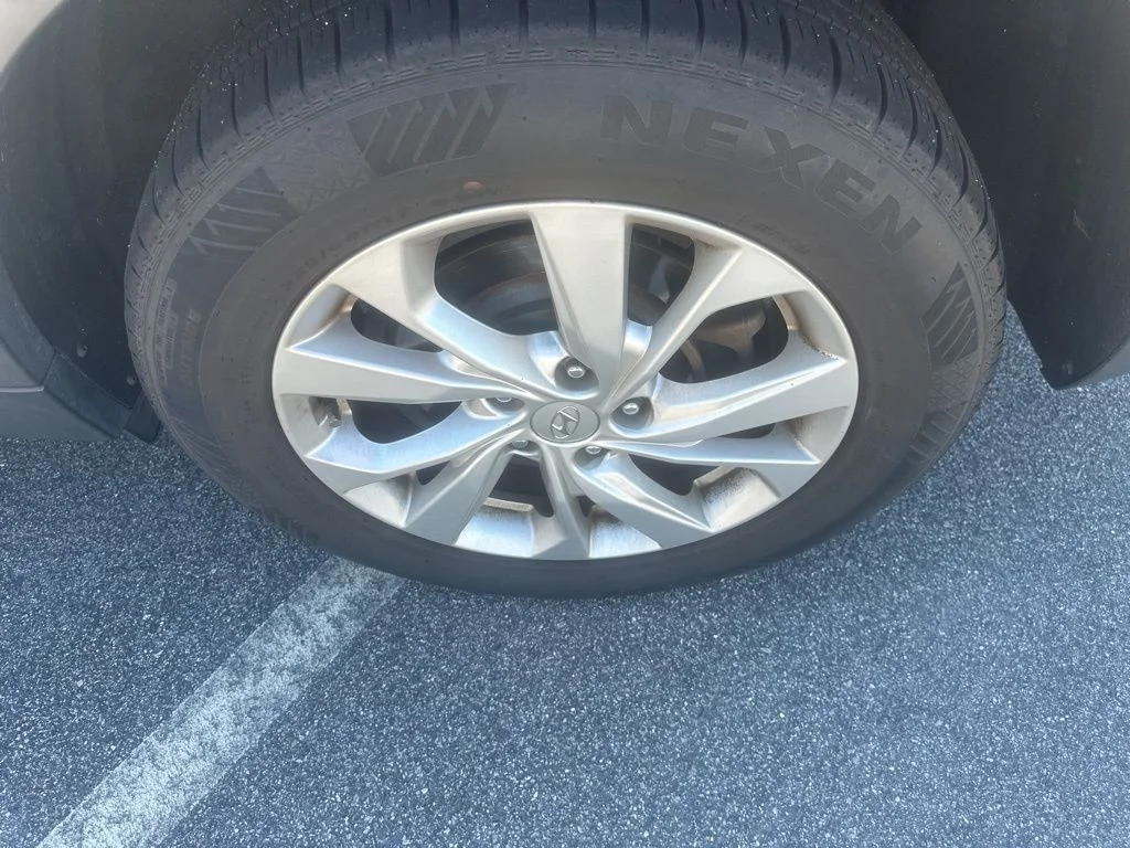 Used 2019 White Hyundai SE image 29
