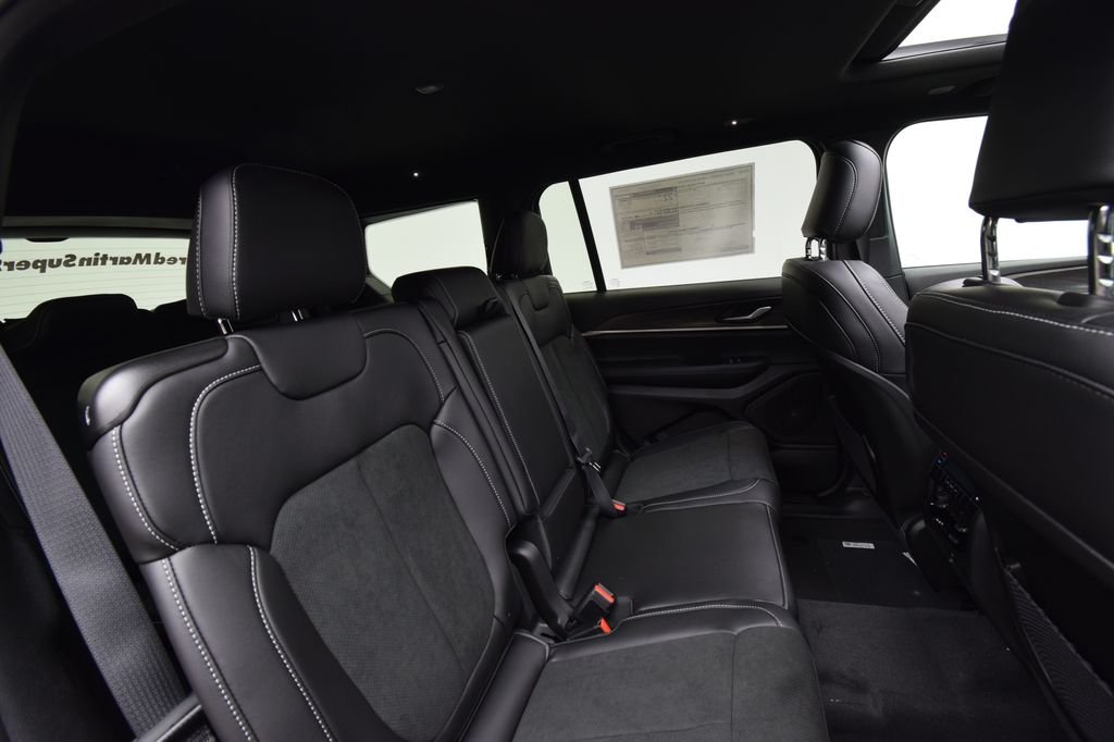 New 2026 Silver Zynith Exterior Paint Jeep Altitude image 21