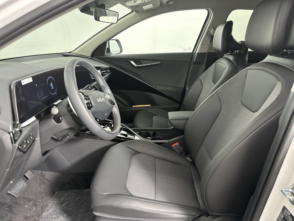 New 2026 Snow White Pearl Kia WIND image 2