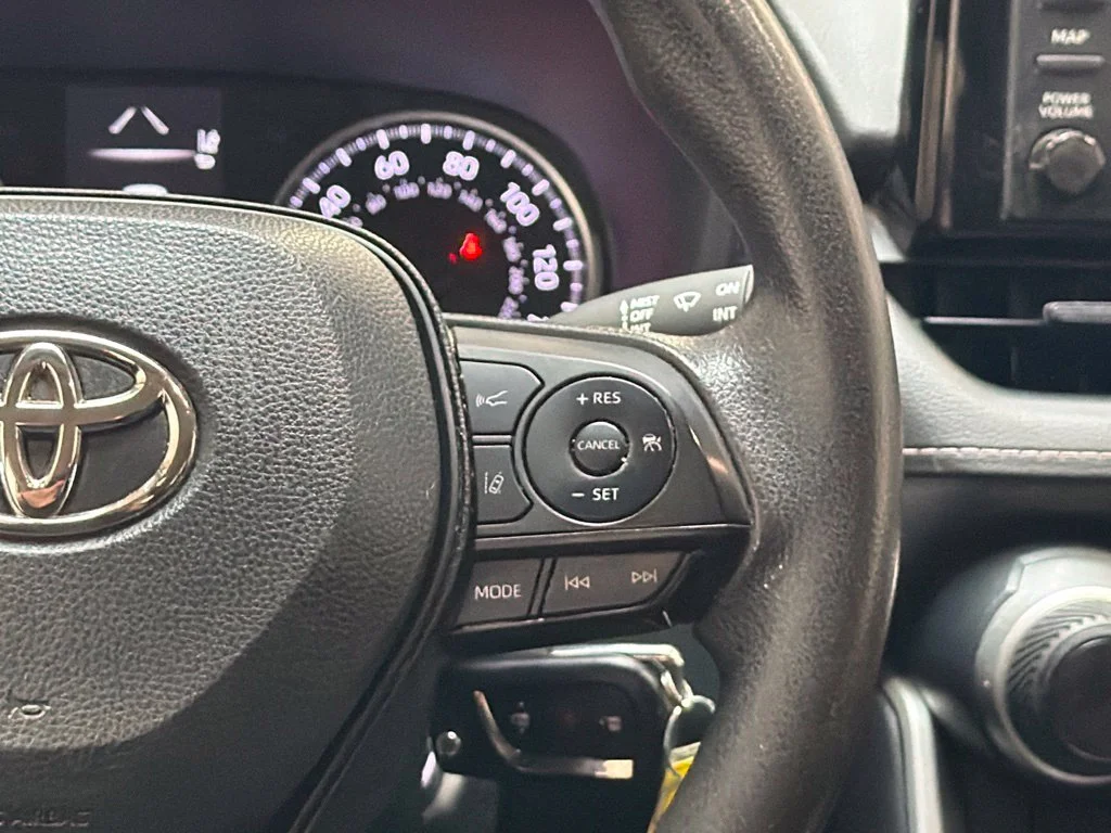 Used 2022 White Toyota LE image 18