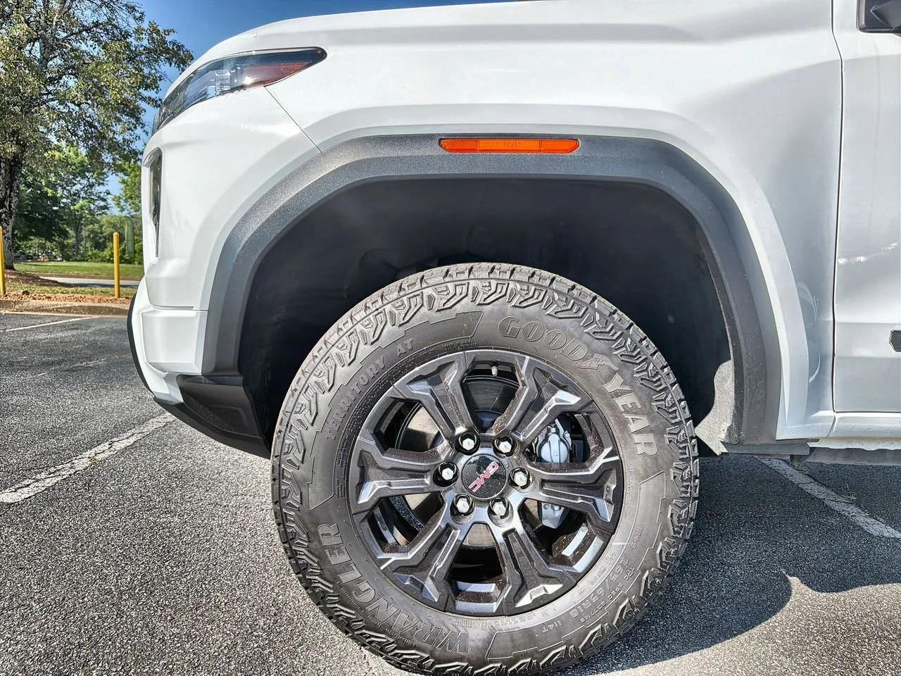 Used 2025 Summit White GMC Elevation image 28