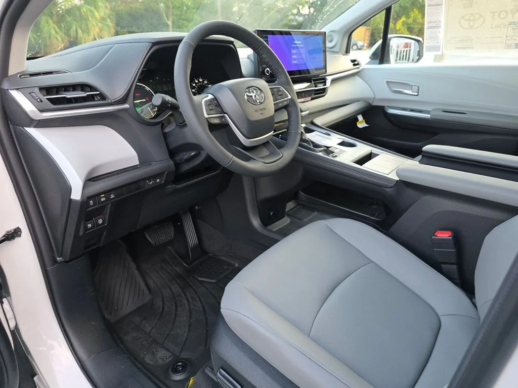 New 2026 Wind Chill Pearl <sup>1</sup> Toyota  XLE image 27