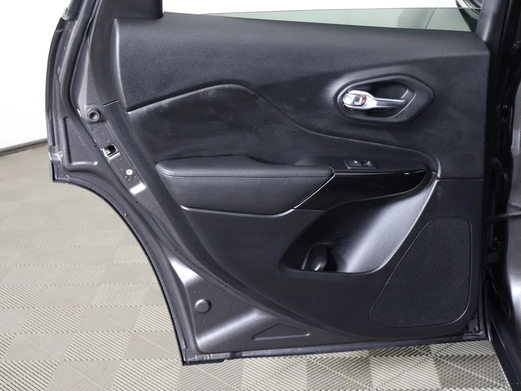 Used 2019 Gray Jeep Latitude Plus image 22