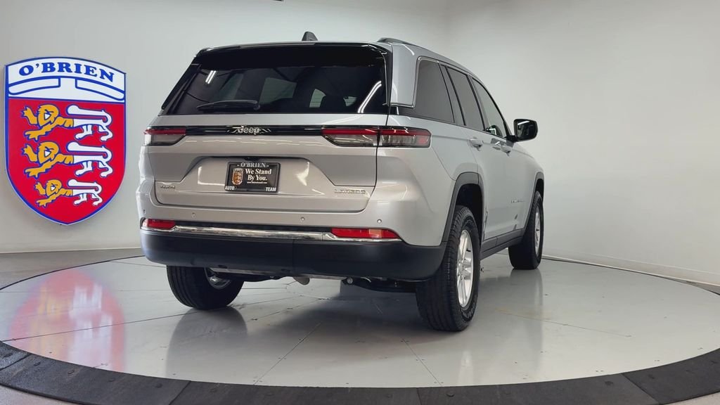 Used 2023 Silver Jeep Laredo image 5