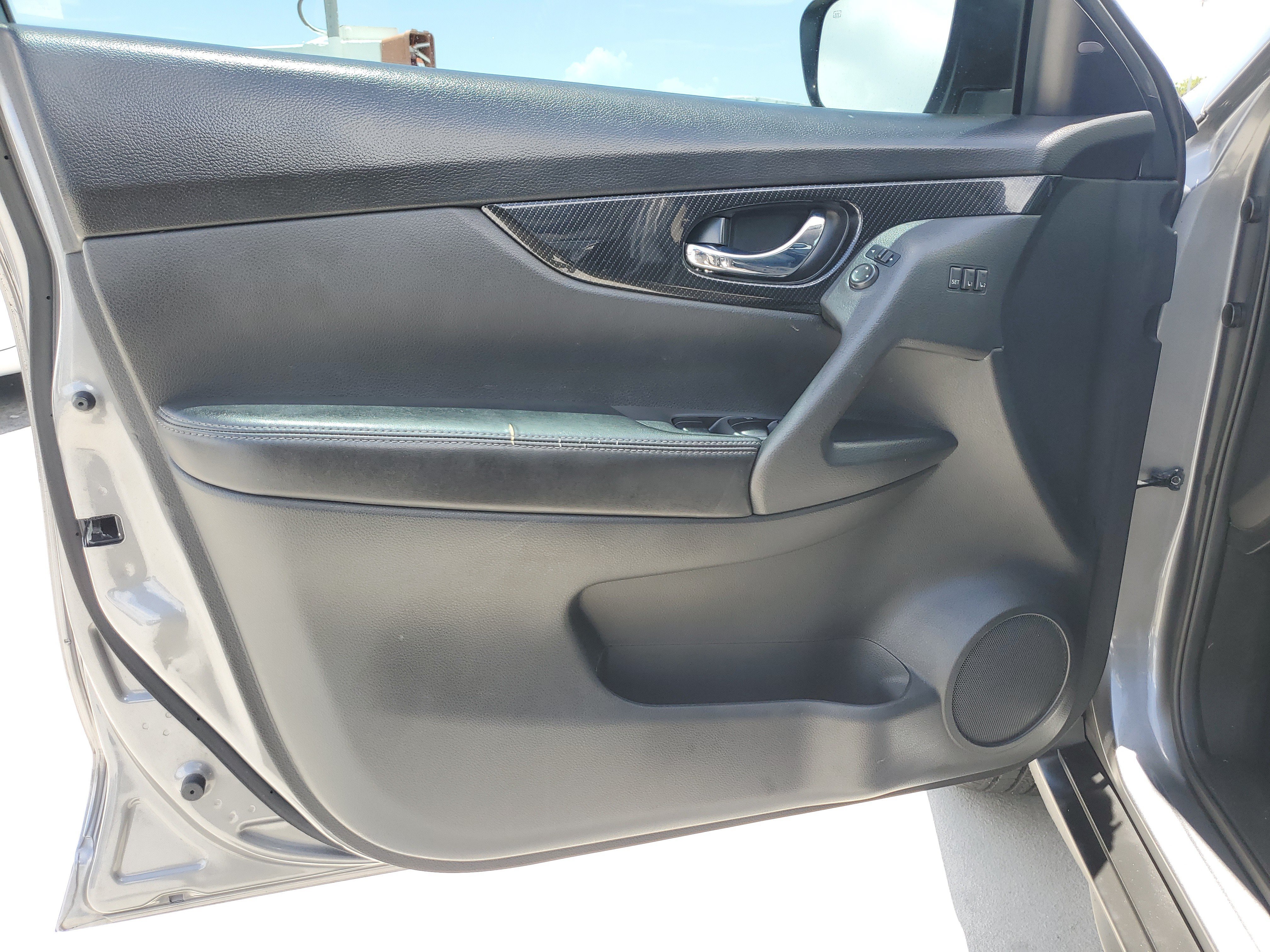 Used 2018 Gun Metallic Nissan SL image 22