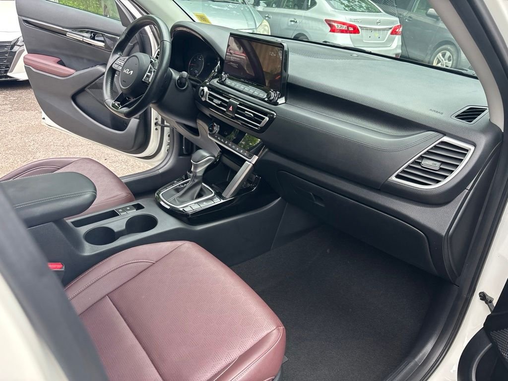 Used 2022 White Kia SX image 25