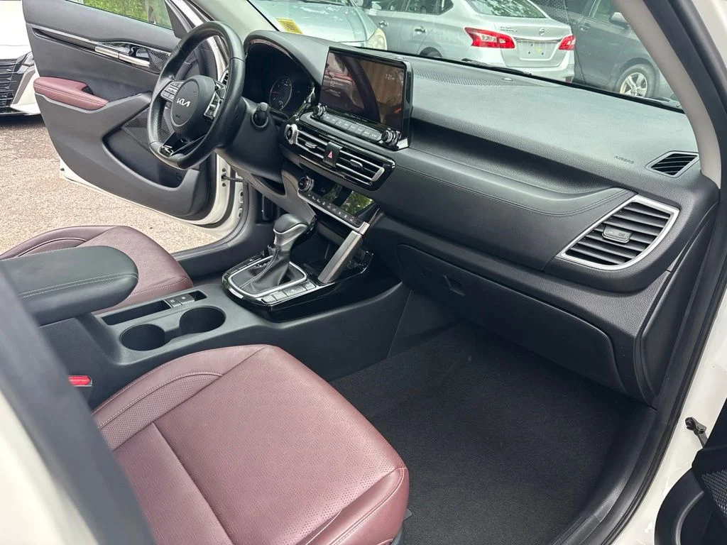 Used 2022 White Kia SX image 25