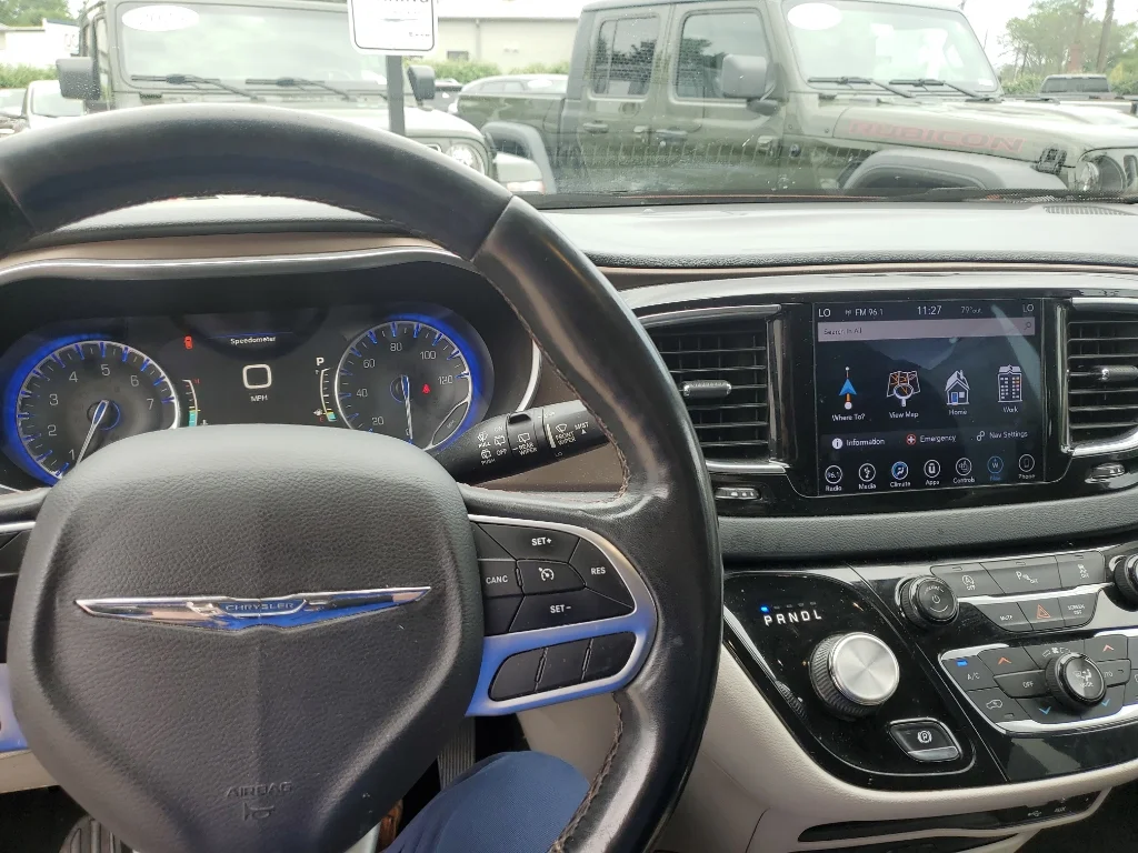 Used 2018 Copper Pearlcoat Chrysler Touring L Plus image 7