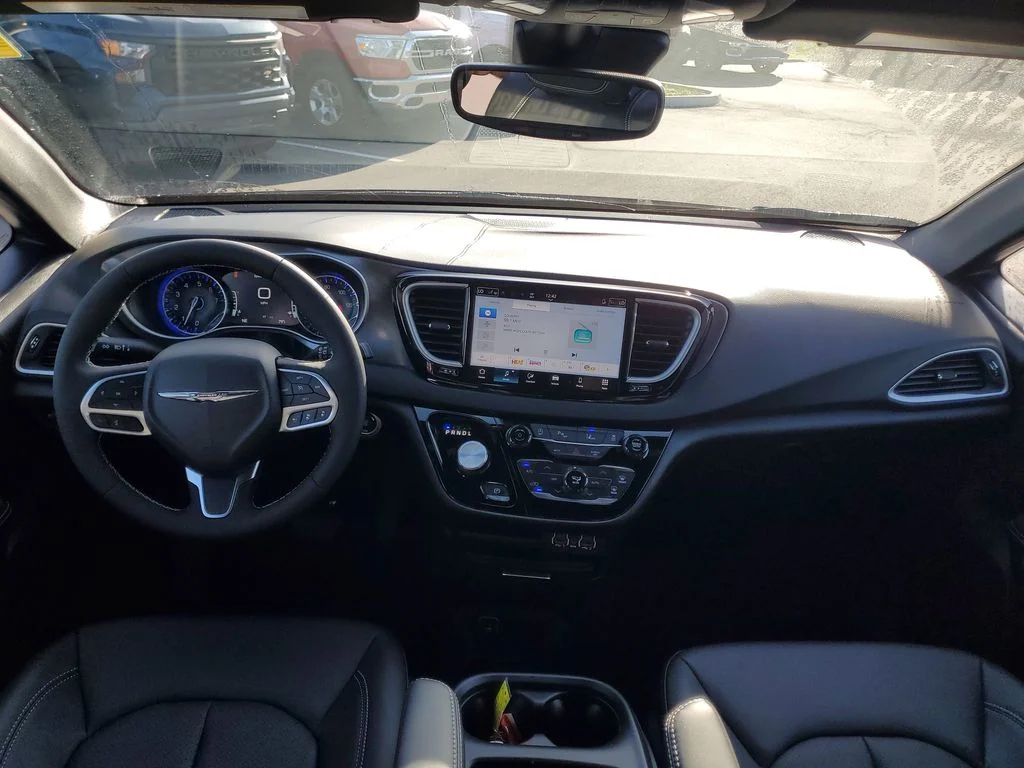 2025 Chrysler Voyager LX - Photo 22
