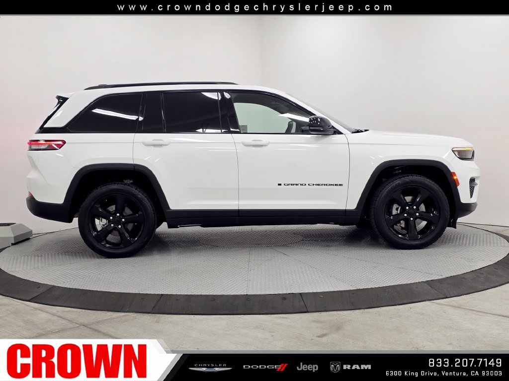 Used 2023 White Jeep Altitude image 8