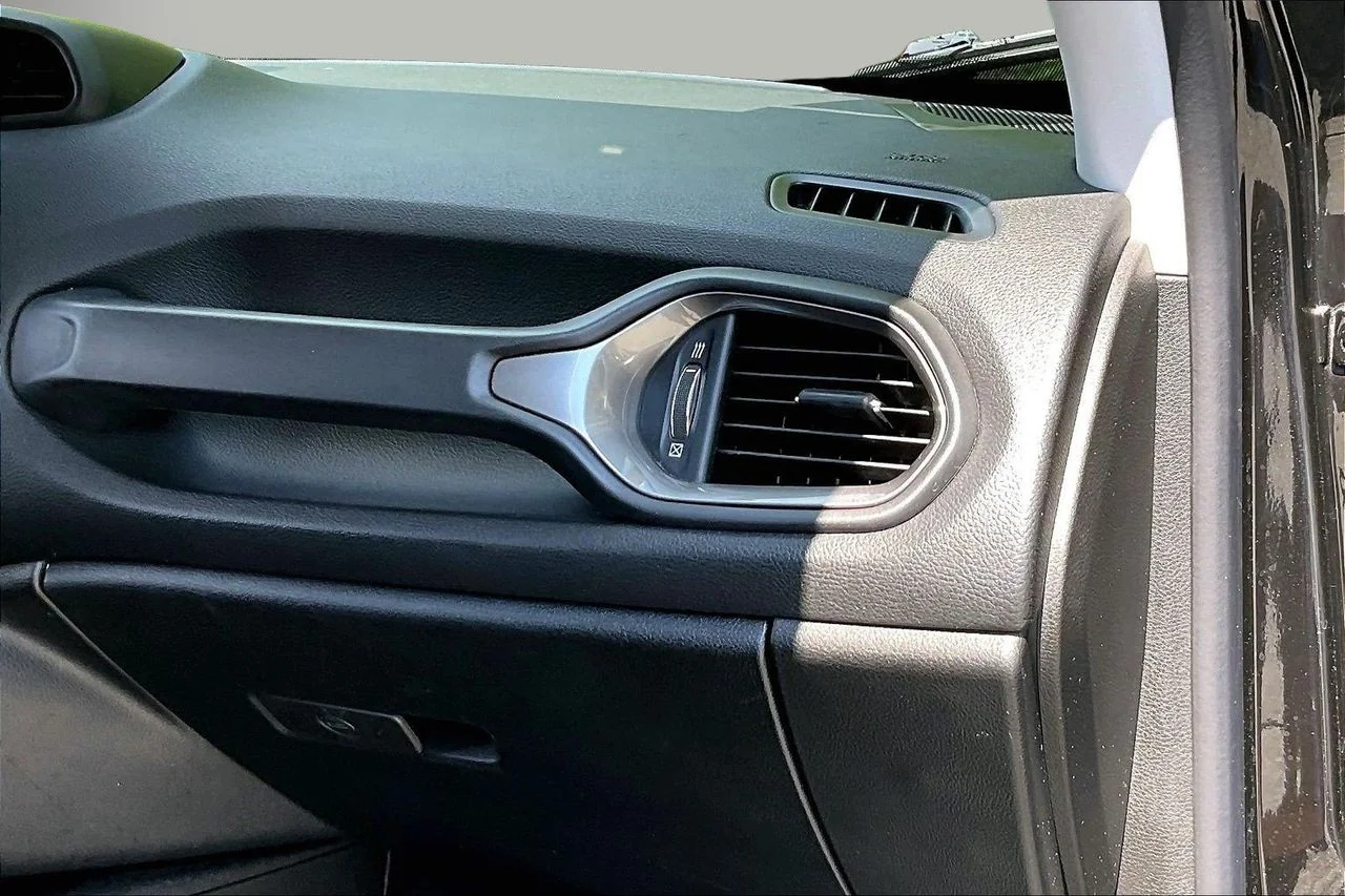 Used 2022 Black Jeep Latitude image 19