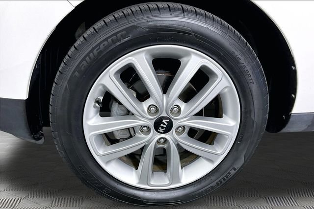 Used 2018 White Kia Plus image 28