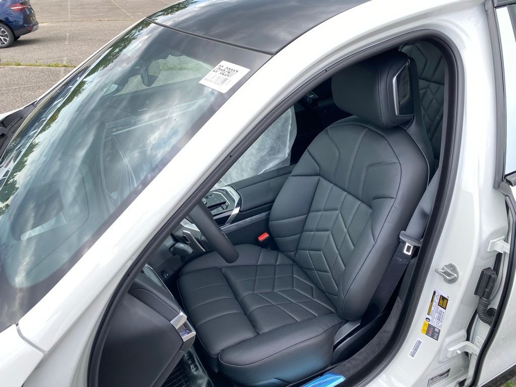2026 BMW 7 Series 750e - Photo 14
