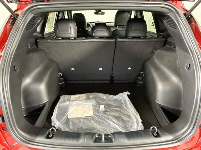 New 2026 Red Hot Pearl-Coat Exterior Paint Jeep Latitude image 23