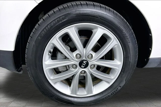 Used 2018 White Kia Plus image 28
